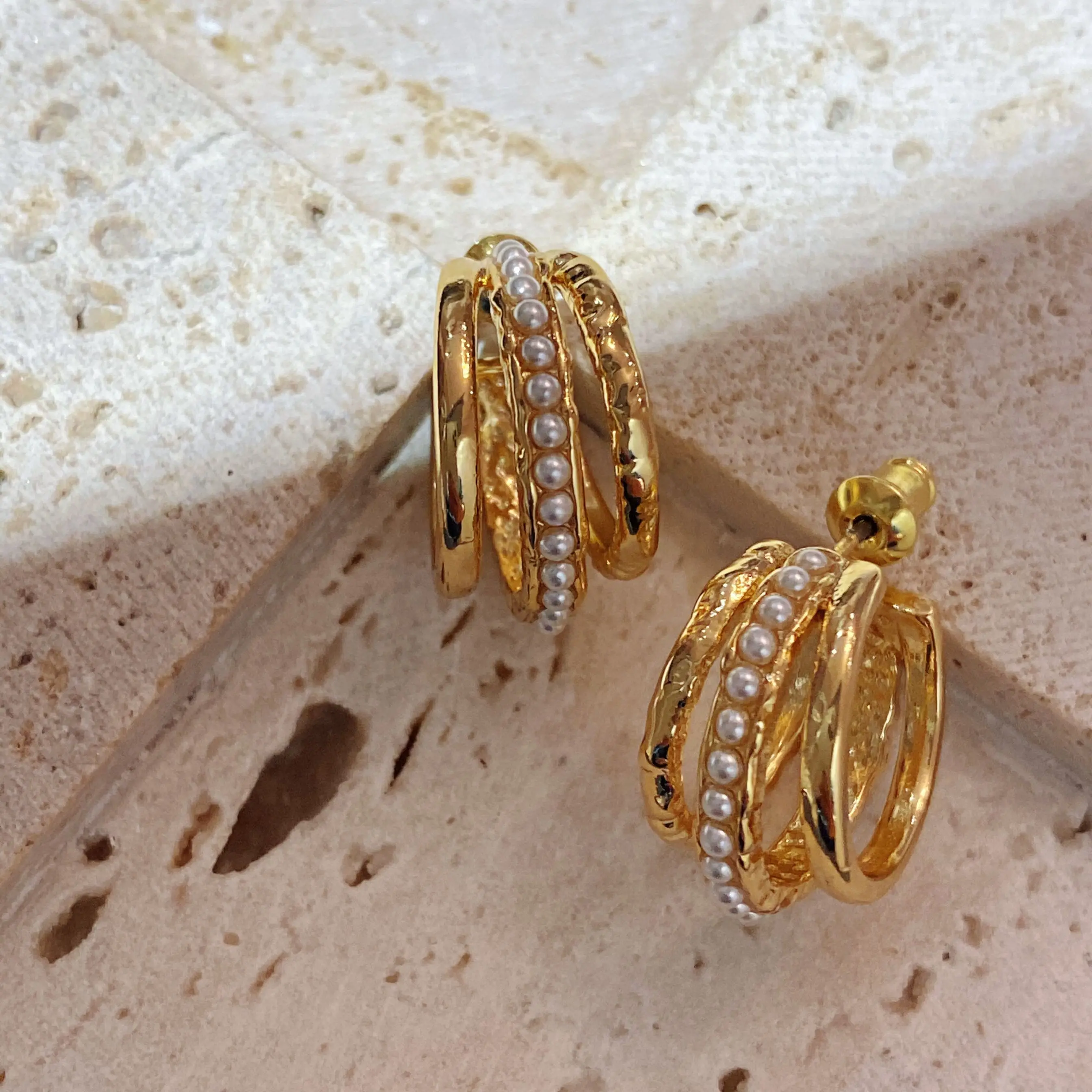 

Trending jewelry setting pearls hoops Stud Earrings 18k gold Vacuum plated brass Copper Metal women party luxury Designer E006