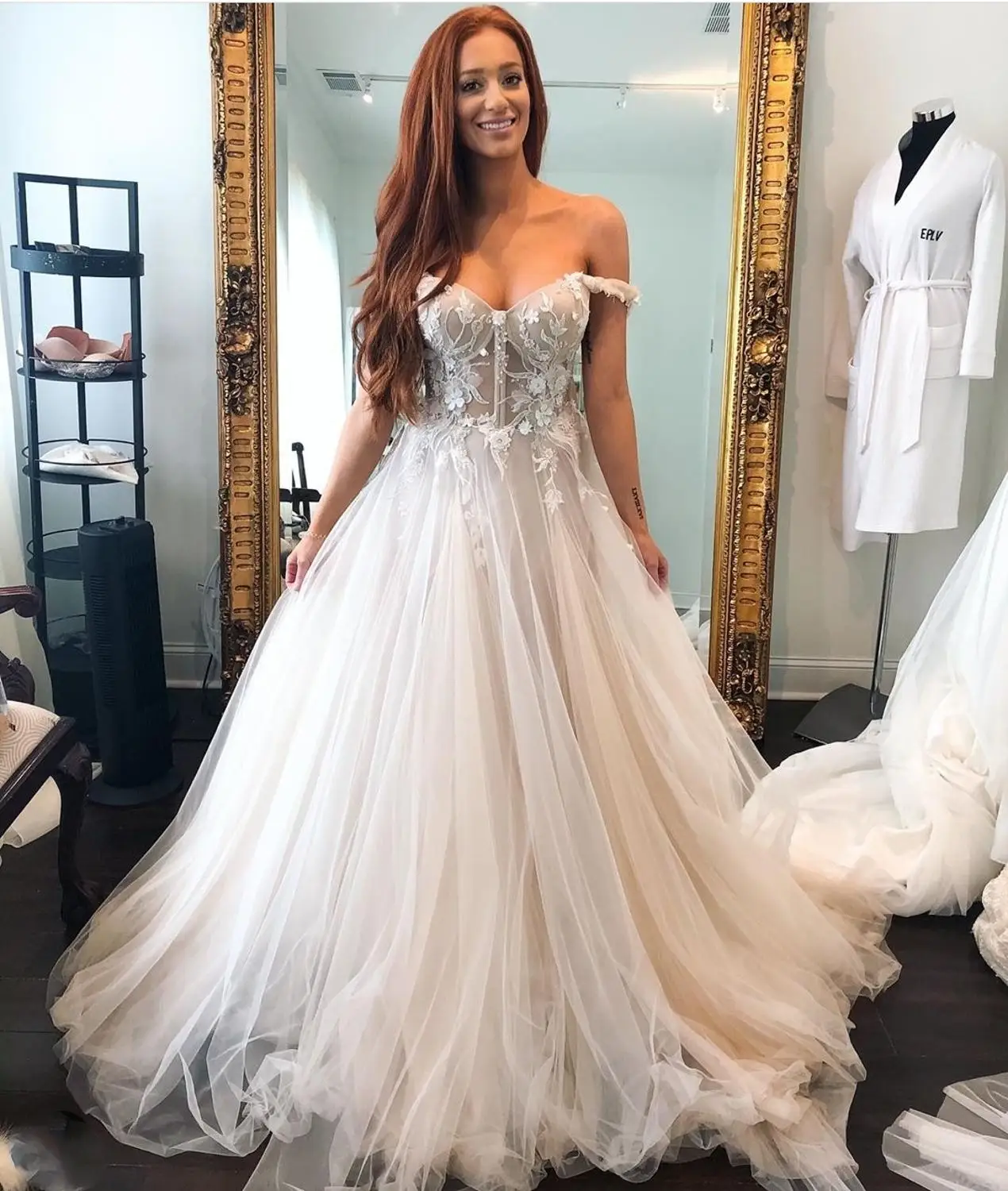 

Off Shoulder Wedding dress 2021 With Sleeve A-Line Lace Appliques Sweetheart Brilliant Court TrianWomen Brides Tulle Gorgeous