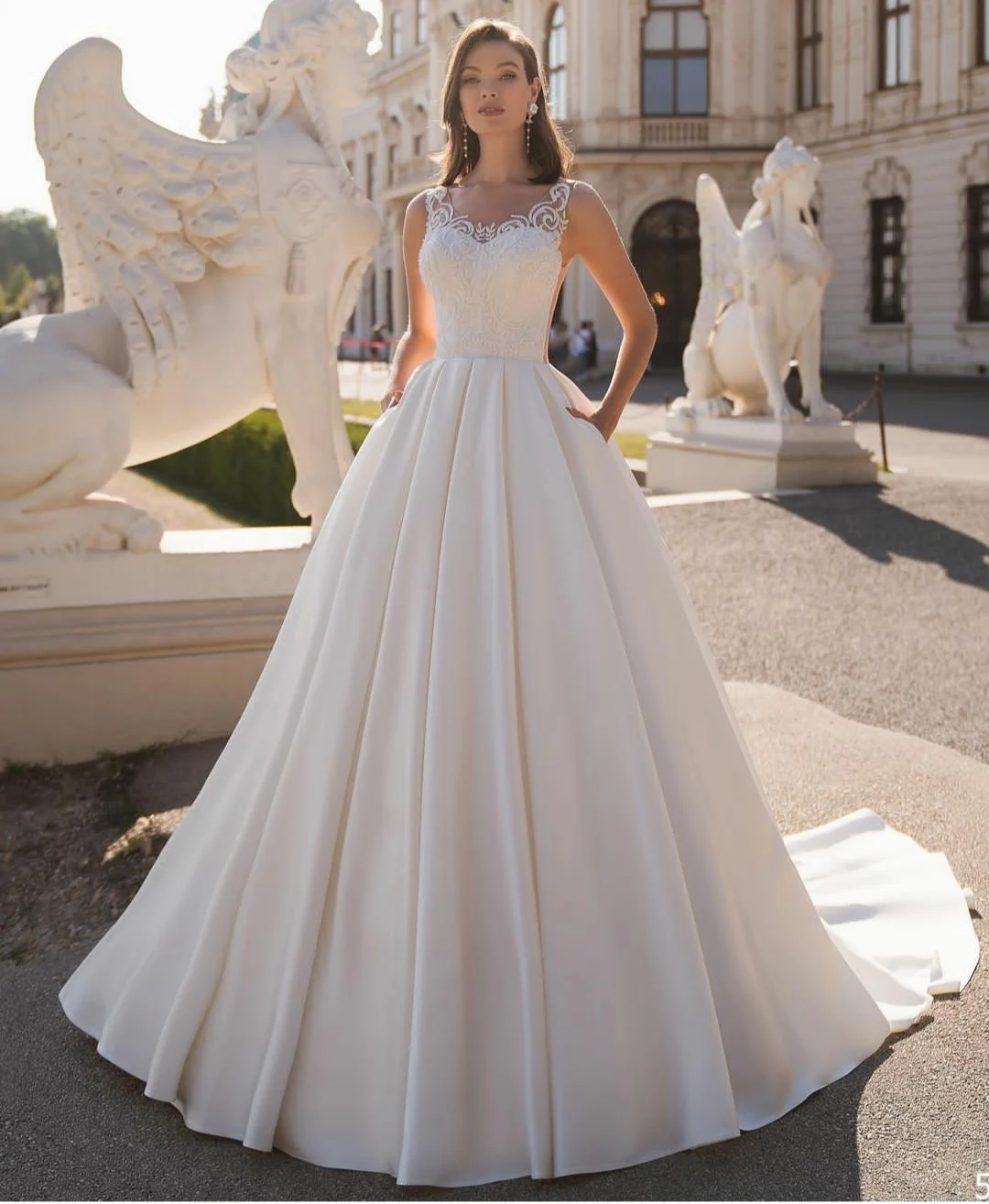 

Женское длинное атласное платье It's yiiya, белое Плиссированное свадебное платье со шлейфом, круглым вырезом и карманами на лето 2019