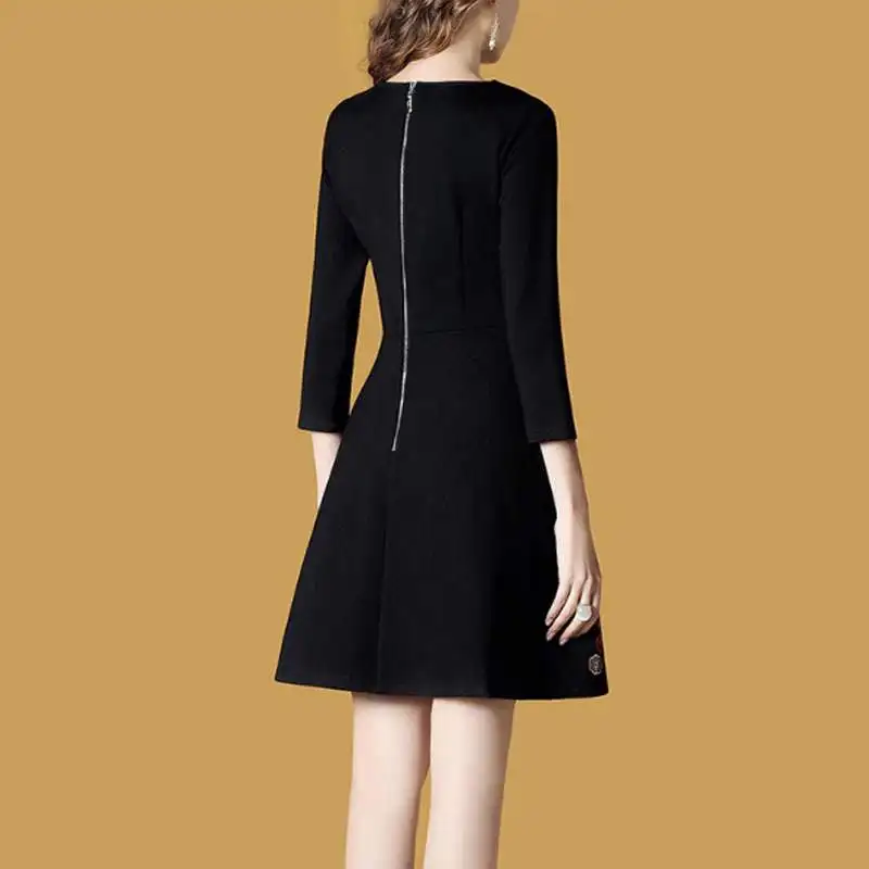 Винтажное платье с вышивкой женское тонкое ТРАПЕЦИЕВИДНОЕ черное офисное