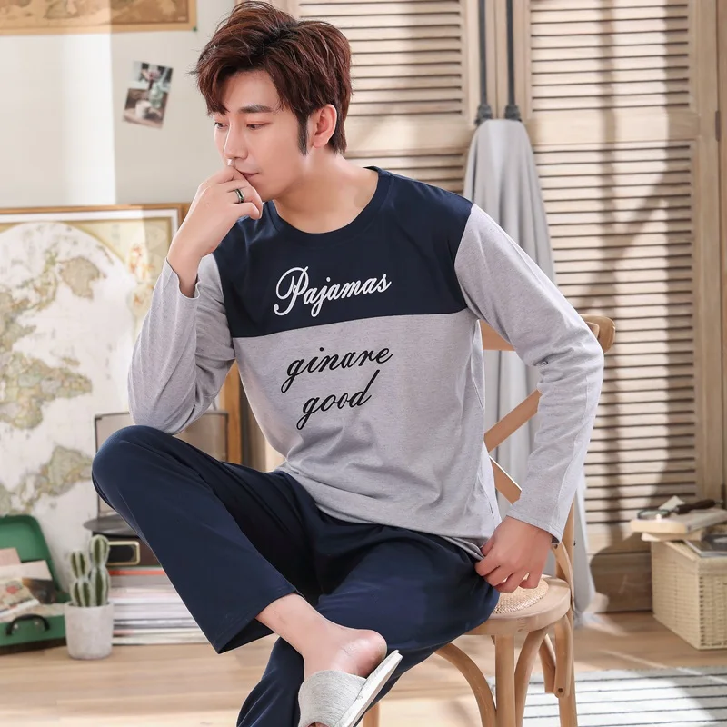 

A set of men's striped cotton pajamas, long sleeve pajamas, wear round neck when you go home, until the spring of 2019