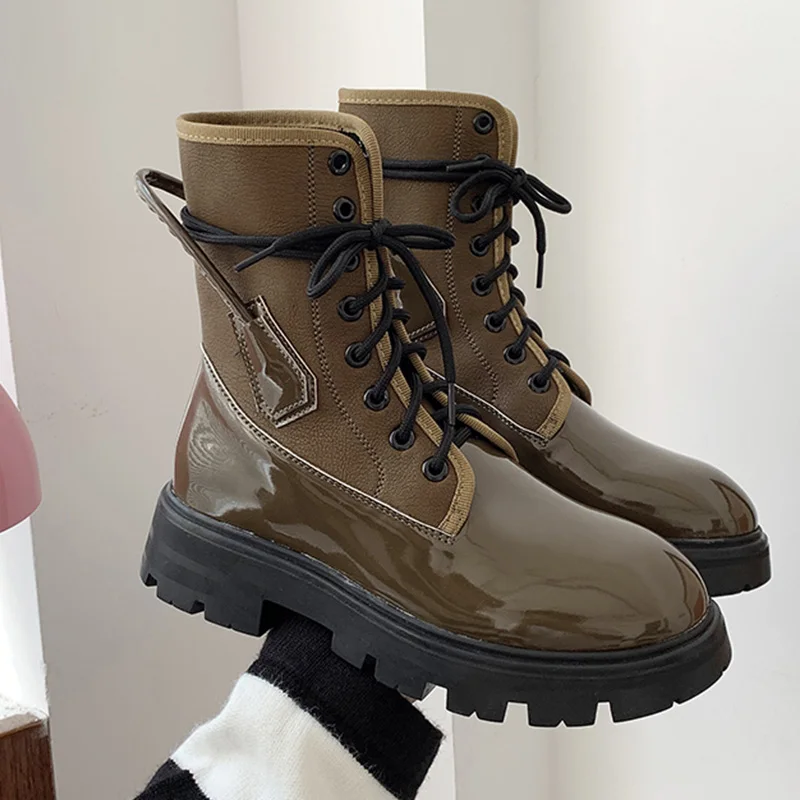 

Женские ботинки-мартинсы на плоской подошве, с круглым носком