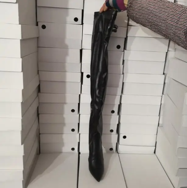 Женские сапоги выше колена черные с острым носком на шпильке украшенные