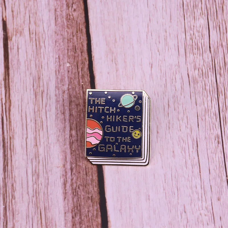 Брошь с эмалью в виде книги Руководство по Галактике | Украшения и аксессуары