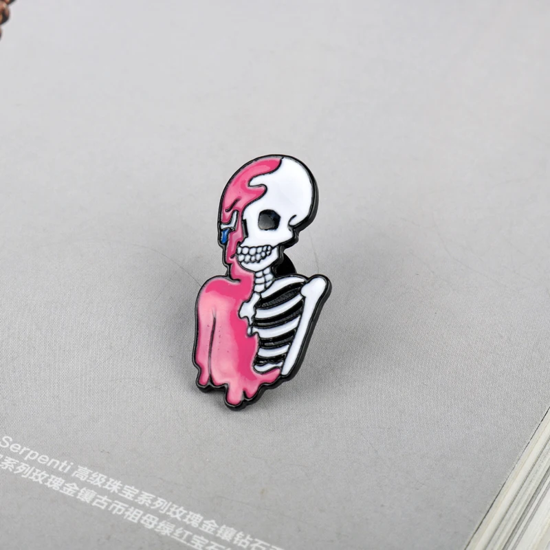 Эмалированная заколка в виде половины розового скелета с мультипликационным