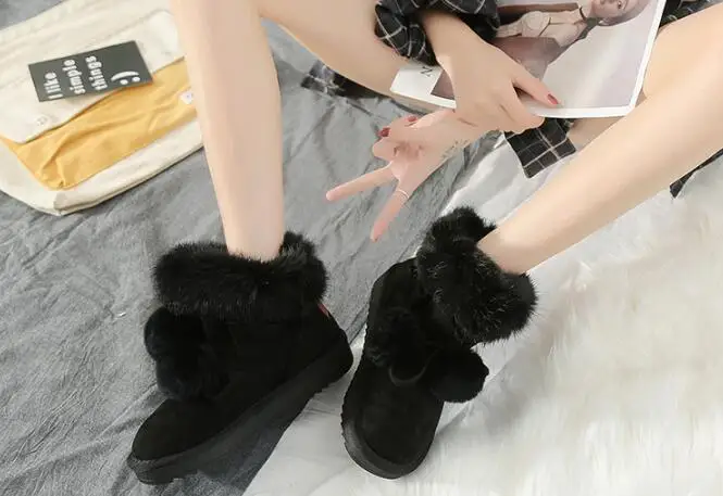 Женские короткие зимние ботинки с помпонами; Новинка года; корейский стиль; женские плюшевые ботинки с мехом и бантом; женские ботильоны без застежки с помпонами; 1911