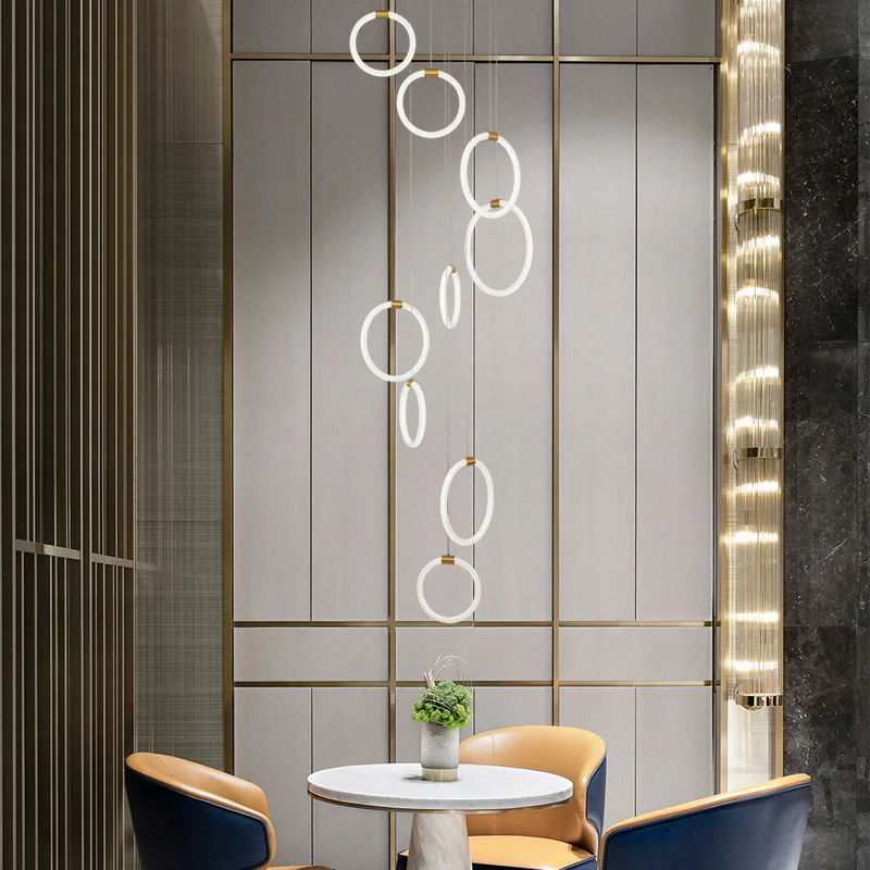 en Ucuz LODOOO Modern Led Avize Aydınlatma Salonu Döner Merdiven Asılı Lamba Akrilik Yüzükler Yaratıcı Kombinasyon çatı Avizeler
