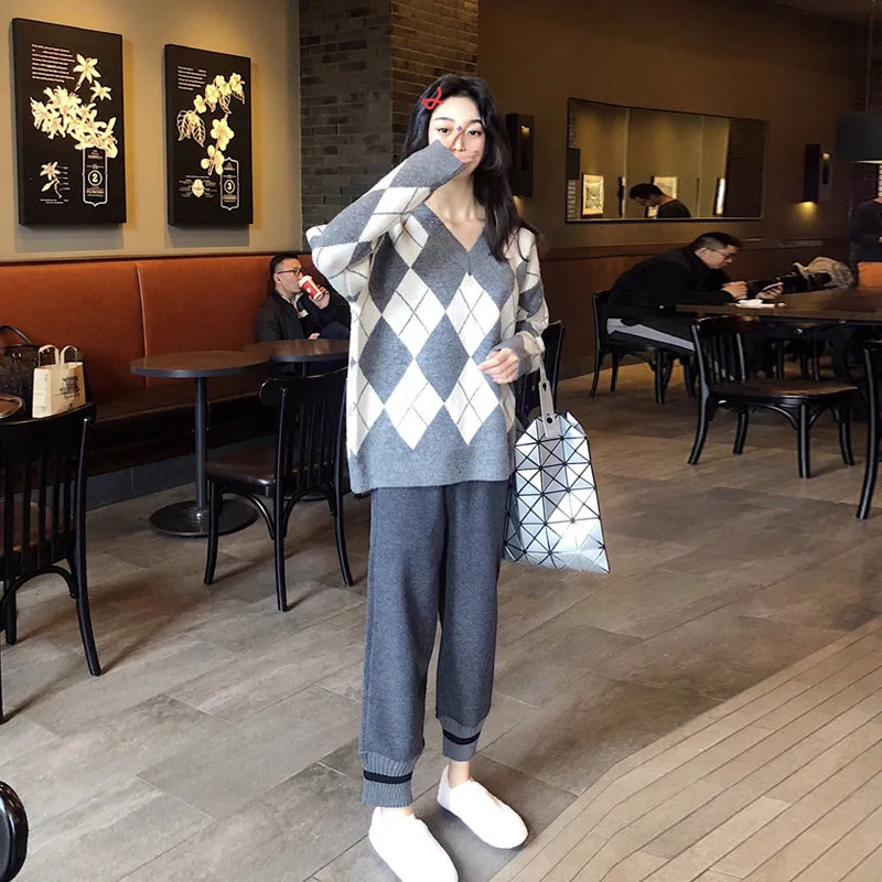 Женский осенний спортивный костюм из двух предметов свитер в клетку с v образным