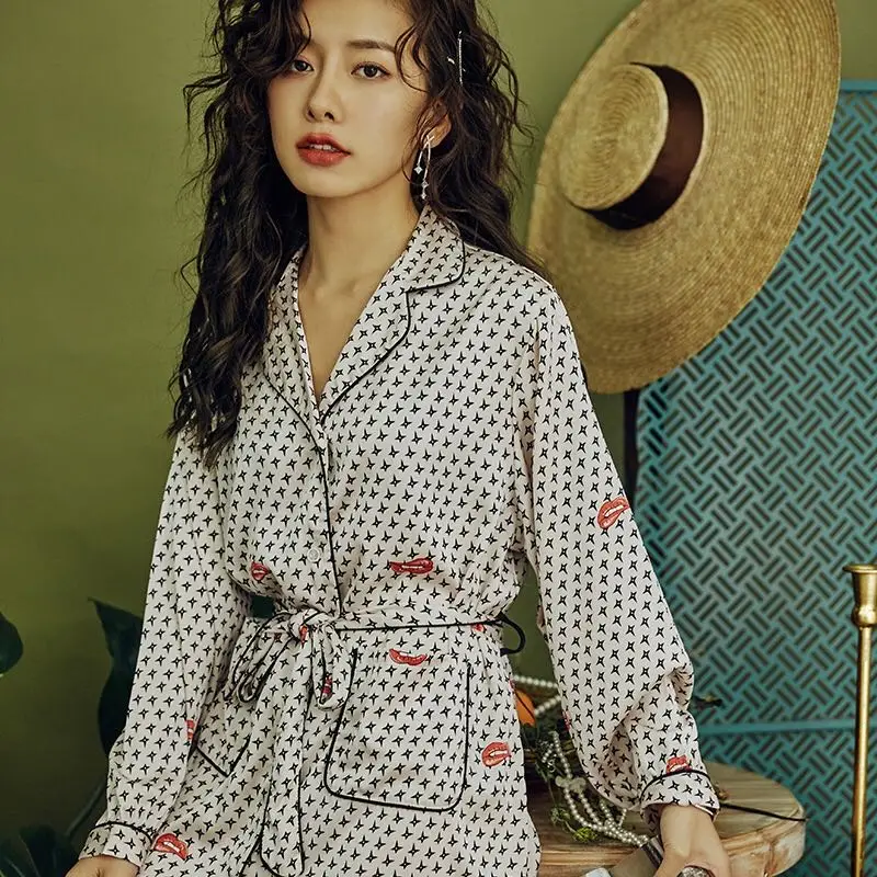 Женская ночная рубашка с рисунком звездного неба и красных губ шелковая Домашняя