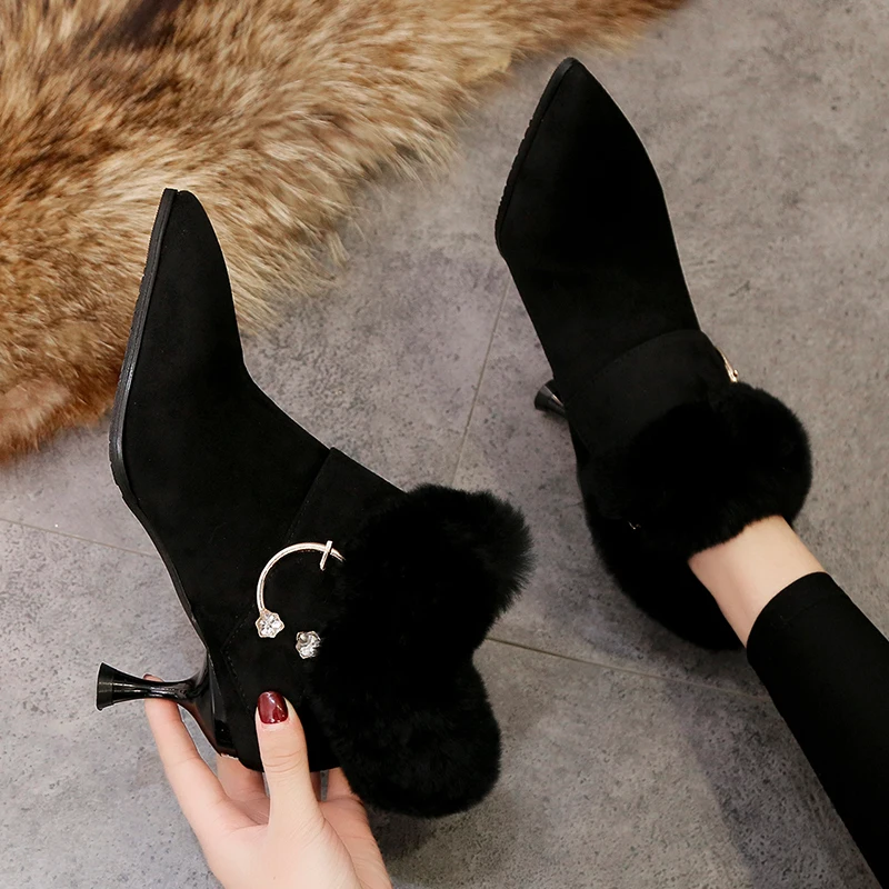 Модные ботильоны с пушистым мехом женские острым носком на тонком высоком