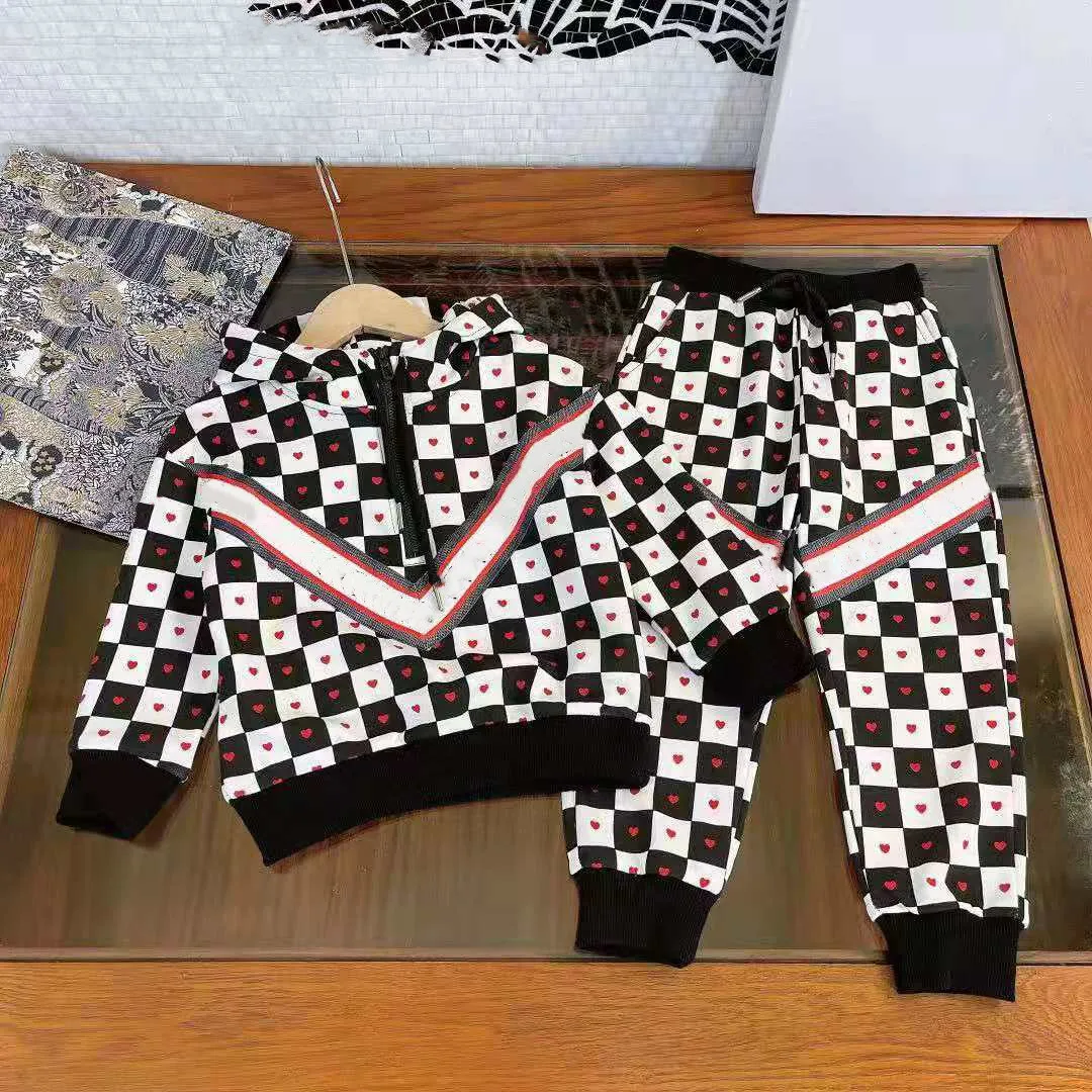 

Новинка Осень-зима 2021 детская одежда для мальчиков и девочек черно-белая клетчатая шапка с воротником Топ с длинным рукавом + брюки для отды...
