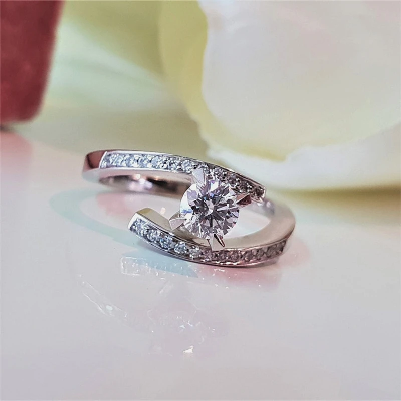 

RandH 0.5Carat Moissanite Twisted Ring 14K White Gold Bezel Setting Solid Gold Fashion Aniversary Wedding Ring