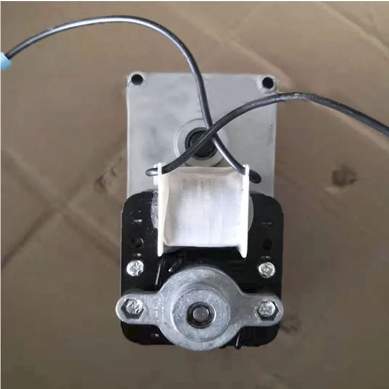 Вращающийся против часовой стрелки редукторный двигатель для пеллетного камина