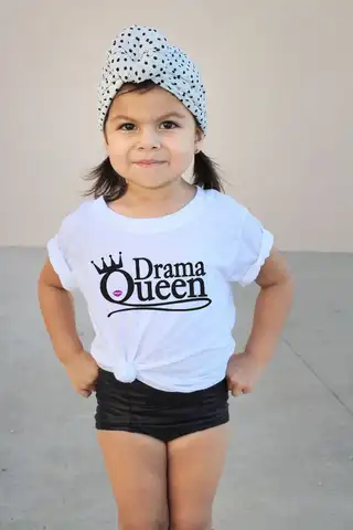 Забавные рубашки для девочек с изображением драмы королевы; Летняя футболка с короткими рукавами для маленьких девочек; Белые топы с круглы...