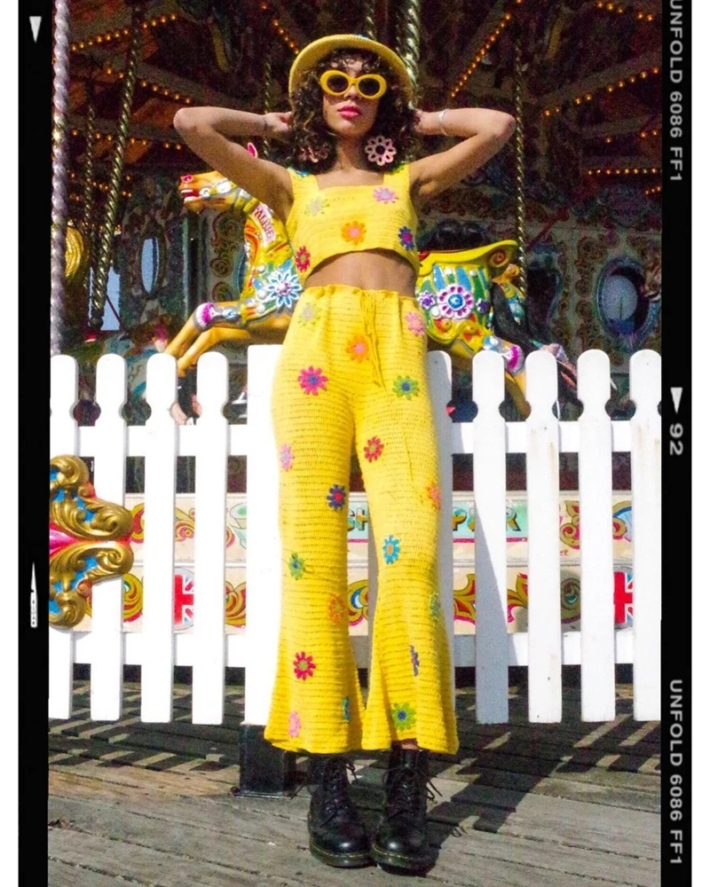 

Женские трикотажные брюки-клеш на завязках с высокой талией и цветочным принтом