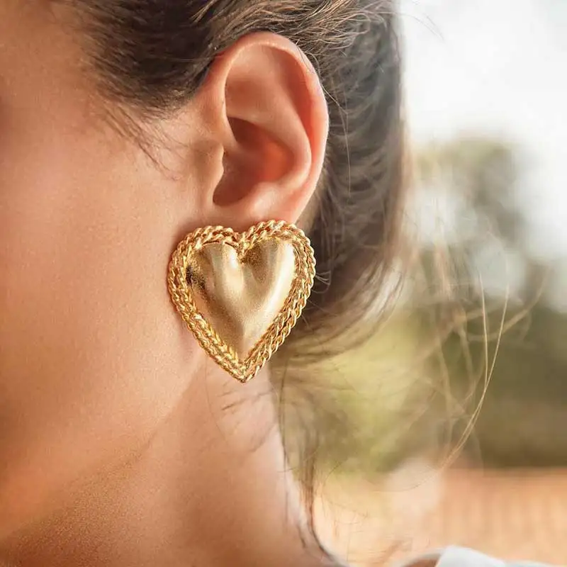 Женские серьги-гвоздики в форме сердца золотого и серебряного цвета эффектные