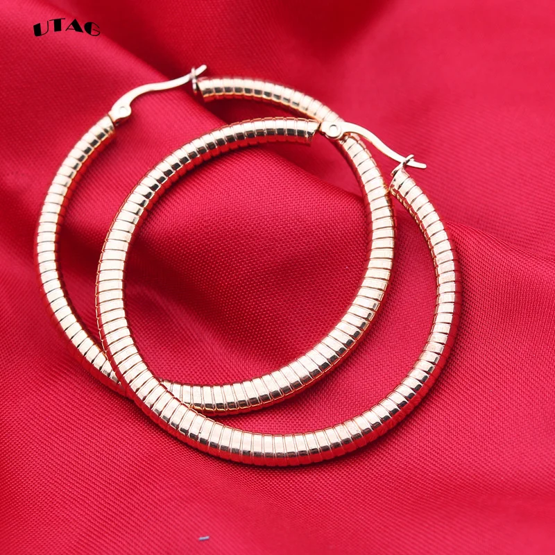 Серьги-кольца UTAG Huggie позолоченные из нержавеющей стали средней толщины |