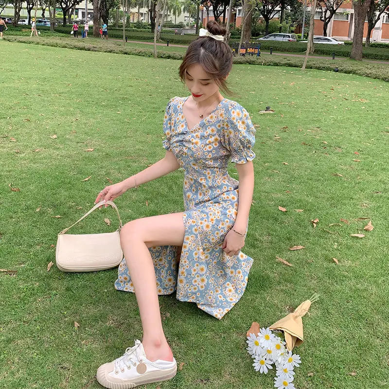 

2021 new summer oil painting temperament Daisy bubble sleeve dress Mori slim mid length skirt Fairy
