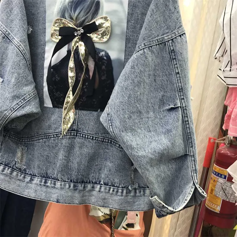 Женская джинсовая куртка с потертостями Короткая свободная из денима в стиле