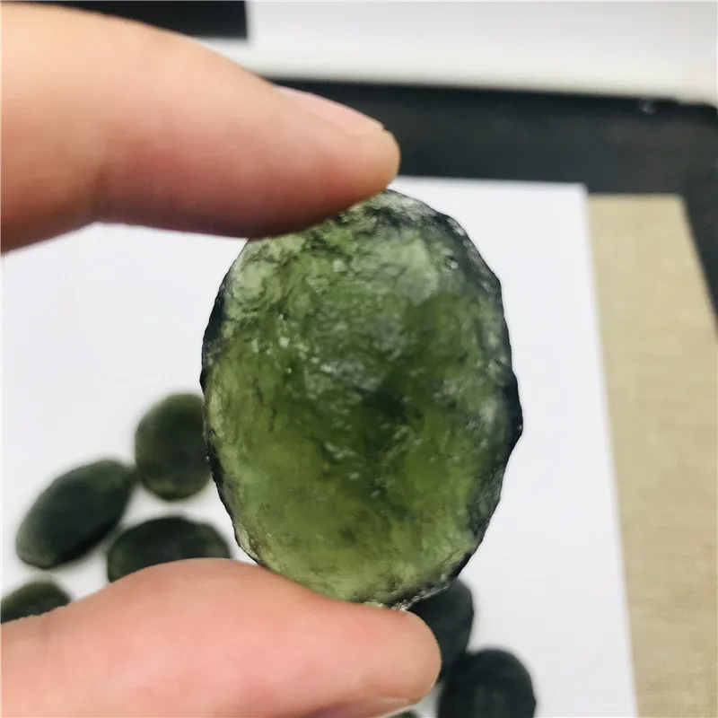 Необработанный натуральный зеленый молдавит необработанный камень из чешского