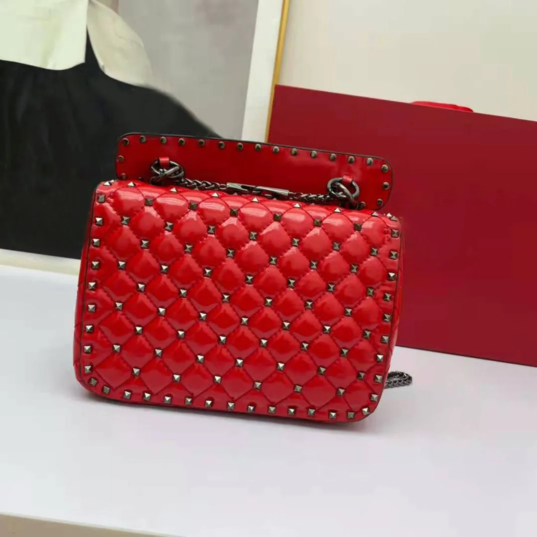 

The new trendy rivet elements match the leather material exquisite bag chain. Lady diagonal bag, handbag fashionable and luxurio