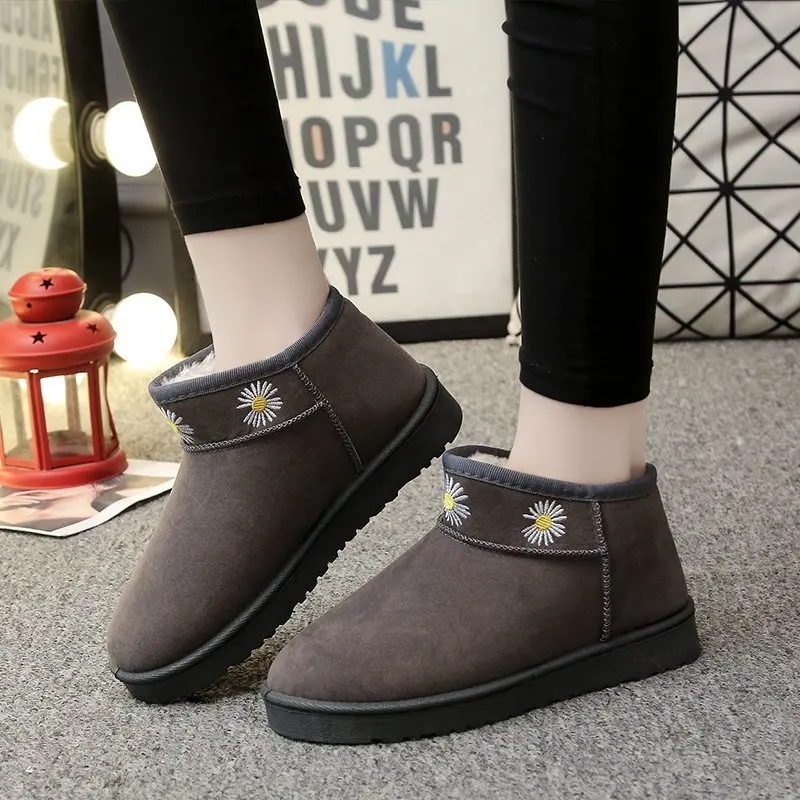 

2020 Snow Boots Women's new Winter wild Korean Short tube Short Boots flat Bottom bread Shoes Students plus velvet Cotton Shoes