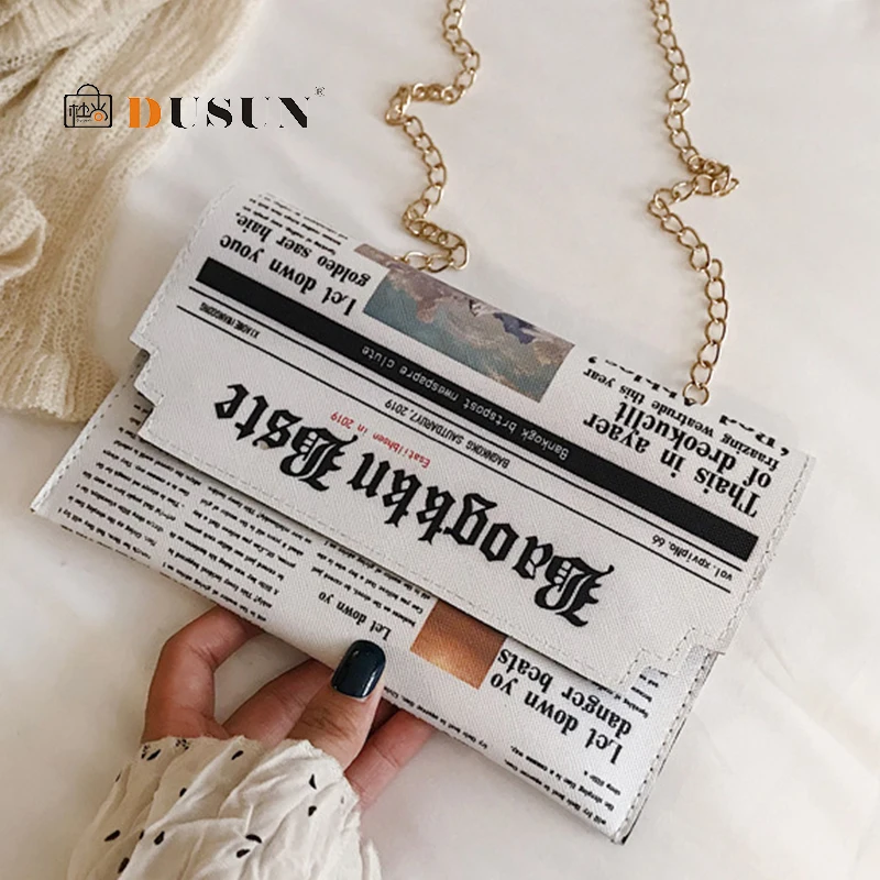 Женская сумка мессенджер небольшая через плечо с принтом газет и моделями модная