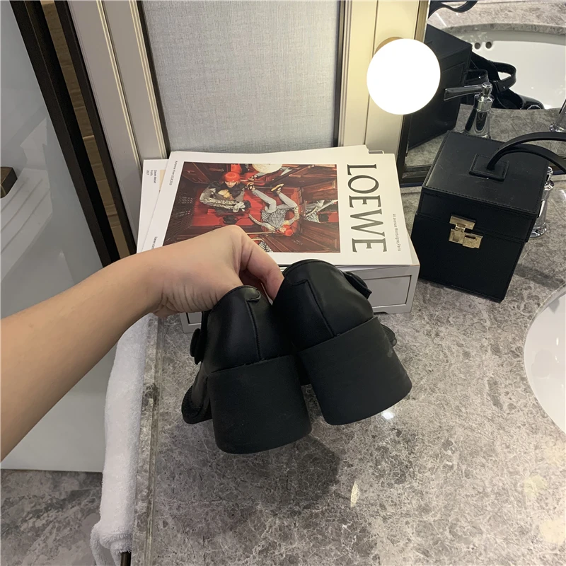 Туфли-оксфорды женские черные на высоком каблуке с перфорацией круглым носком |