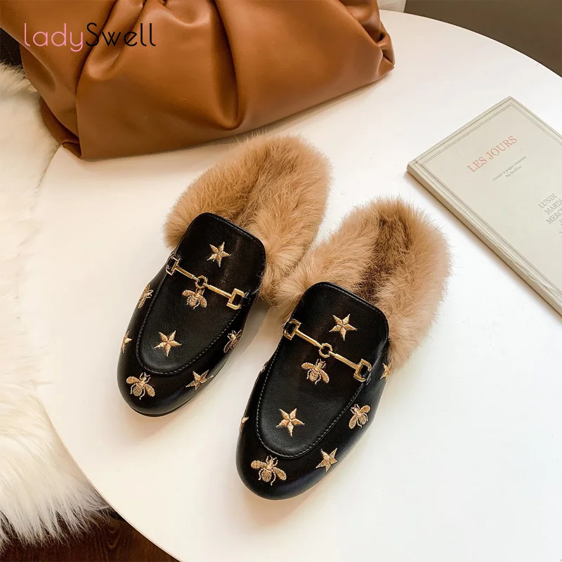 

Женские мюли LadySwell, новинка 2021, пушистые тапочки, женские мокасины с вышивкой пчелы, для ленивых, меховые лоферы, сланцы, дизайнерские Мюллер...