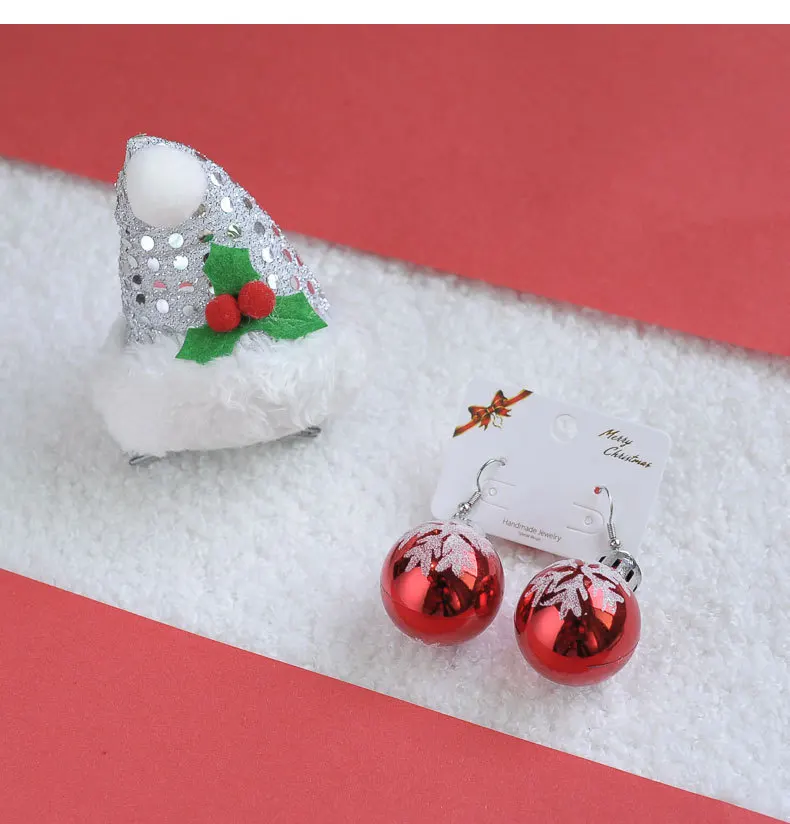 Новогодние серьги лампочка красного и зеленого цвета в форме снежинок виде