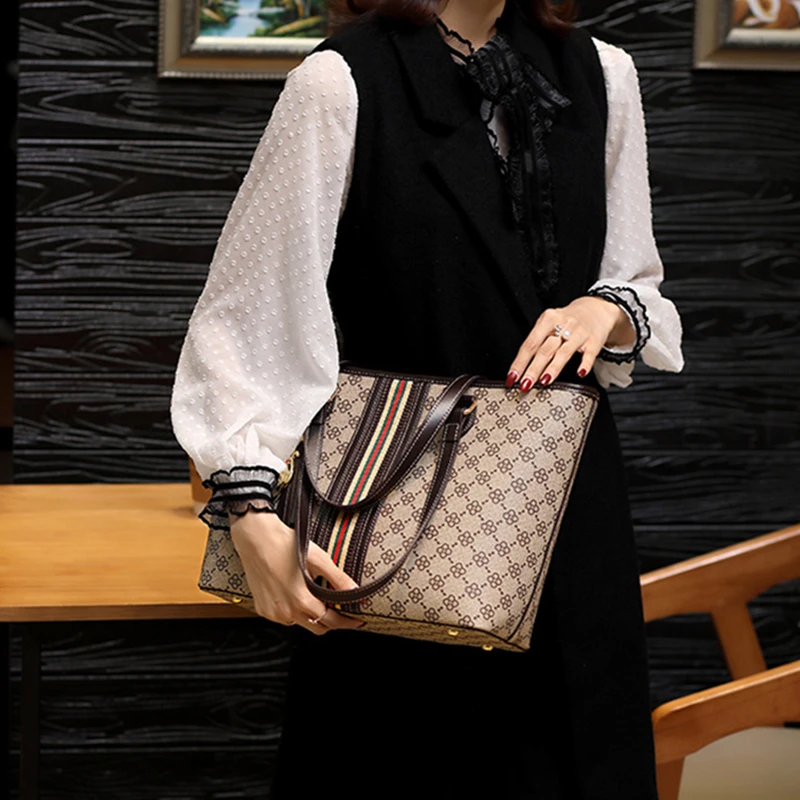 

Luxury Designer Women Single Shoulder Bag Large Capacity Tassel Bucket Handbag High Quality Versatile Leather Totes Shopping