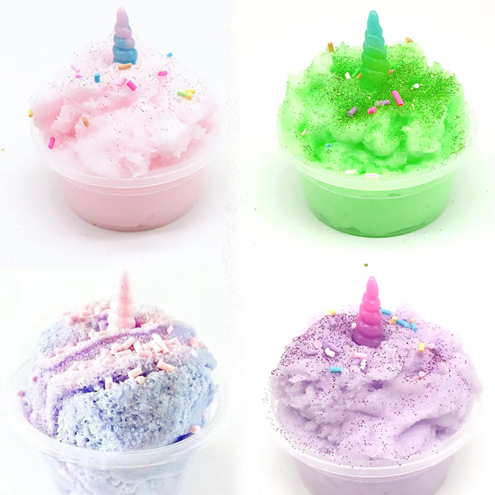 Красивая пушистая плавающая ошламованная смесь алеврита и глины смешивание