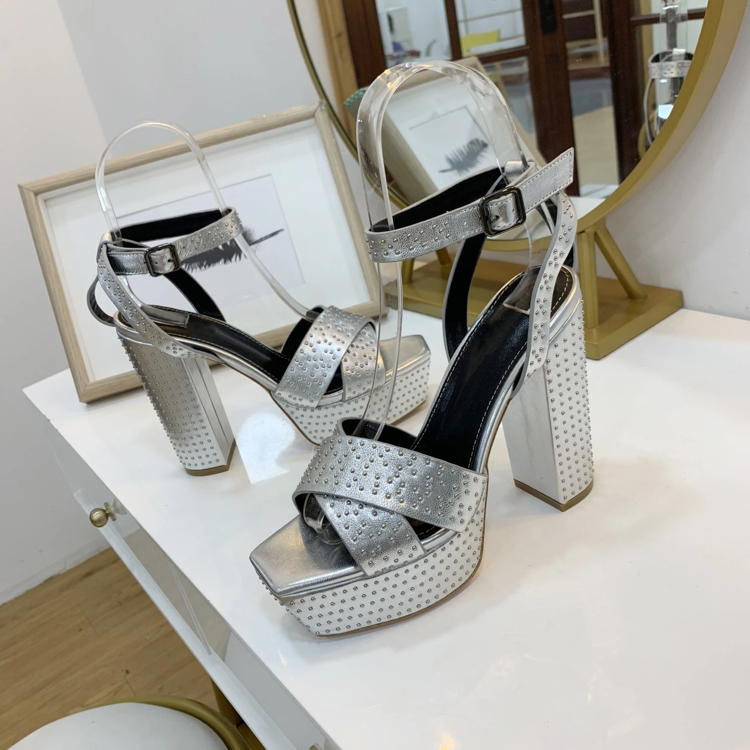 Женские босоножки из натуральной коровьей кожи украшенные стразами на не