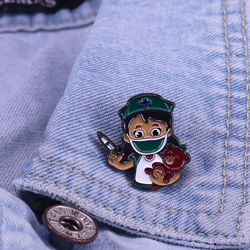 Маленькая медсестра дает инъекцию медвежонка эмалированная булавка дети доктор