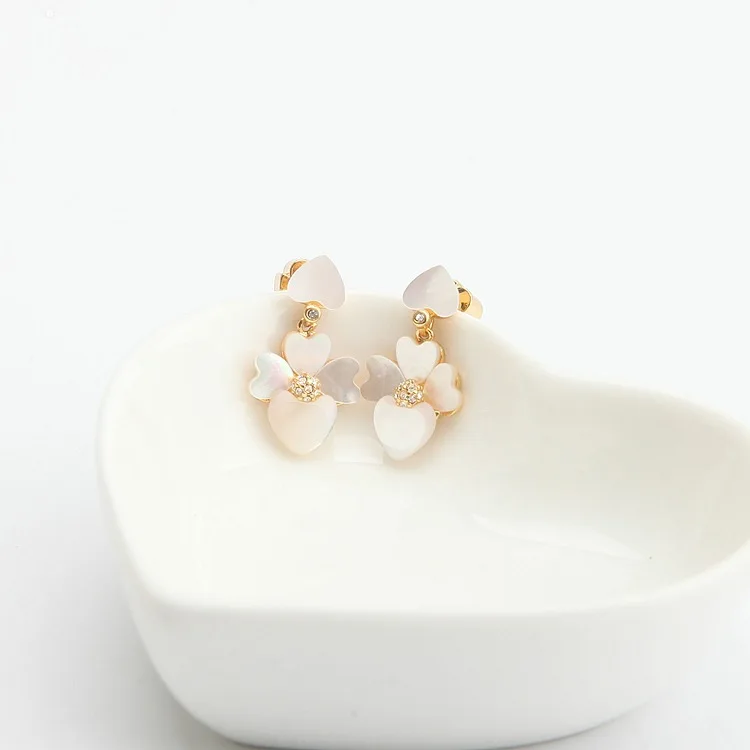 

New style elegant white shell flower stud earrings