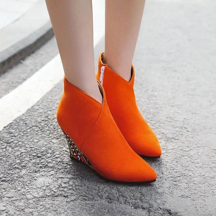 

New autumn and winter 2019 fashion personality high heel heel 40-43 large pointed low tube female