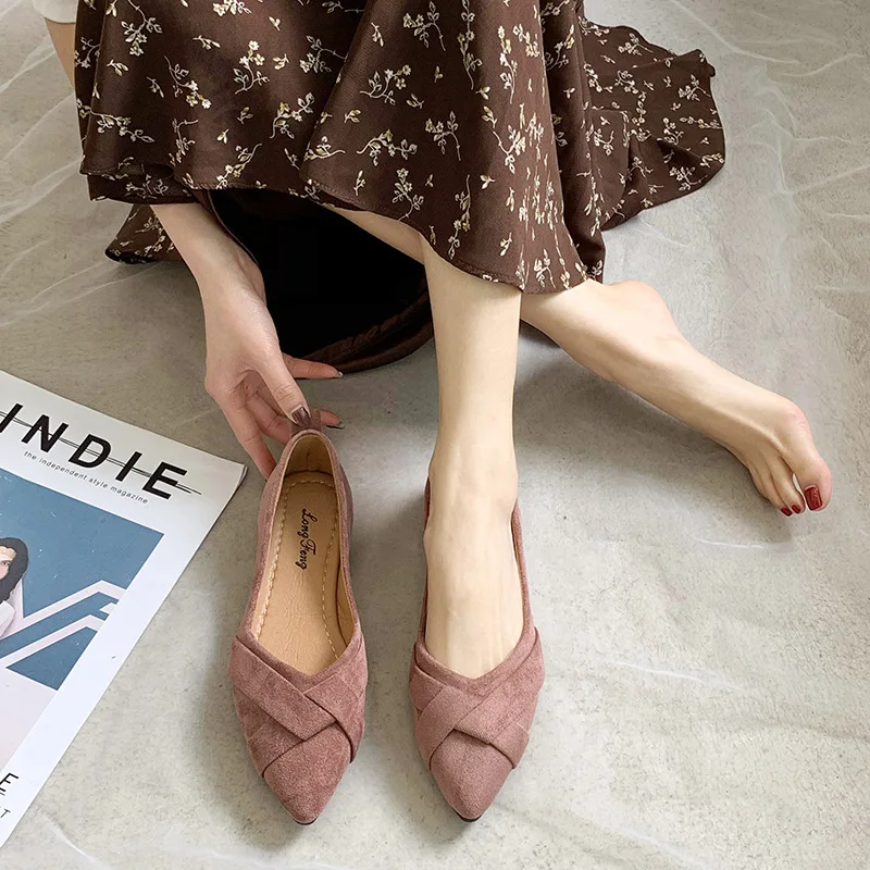 Туфли женские демисезонные на плоской подошве с острым носком без застежки из