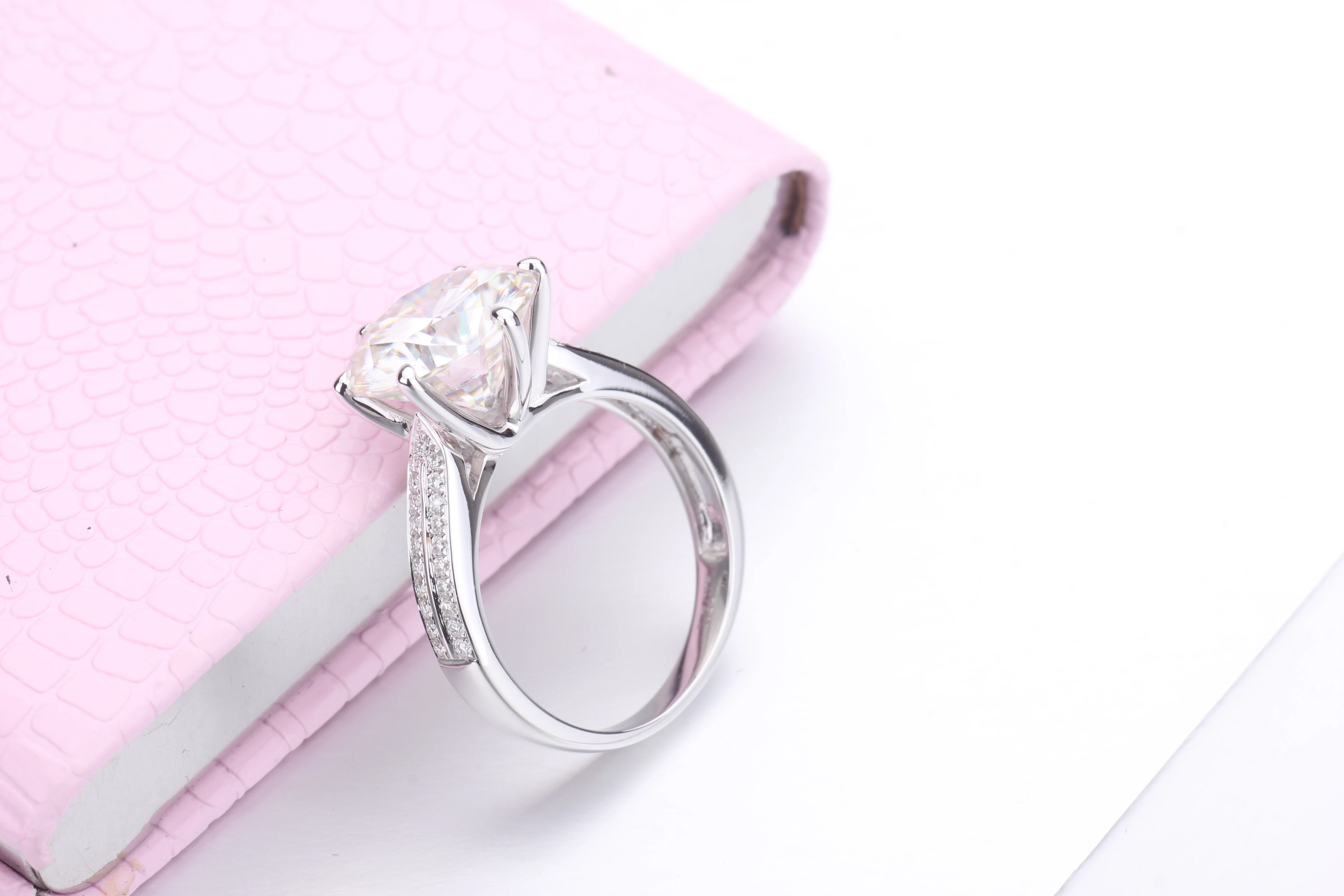 Женское Обручальное кольцо с муассанитом 18 к | Украшения и аксессуары