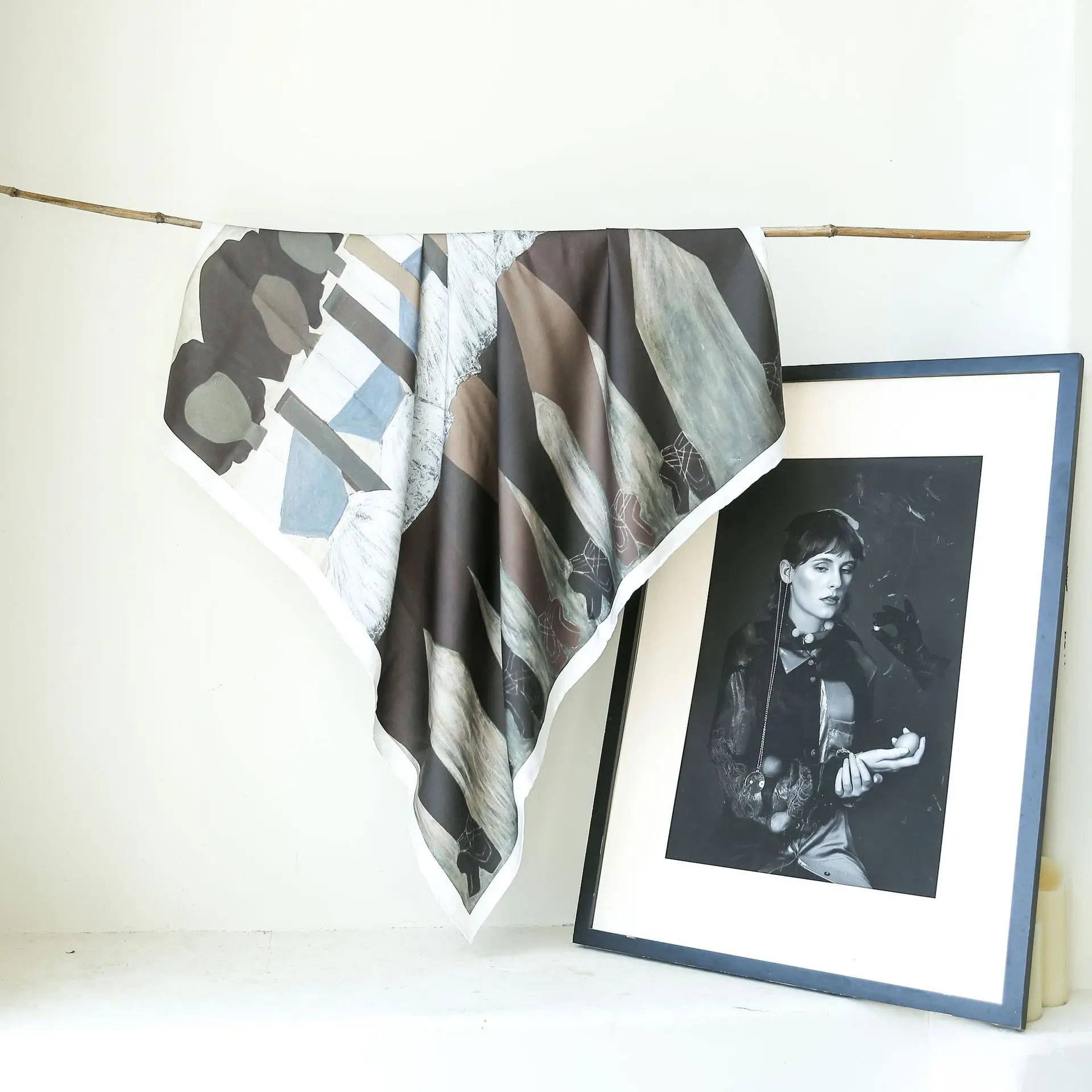 

88*88cm New Female Silk Printing Silk Scarf 100% Mulberry Silk Scarf Europe America Autumn and Winter Square Scarf Silk Shawl