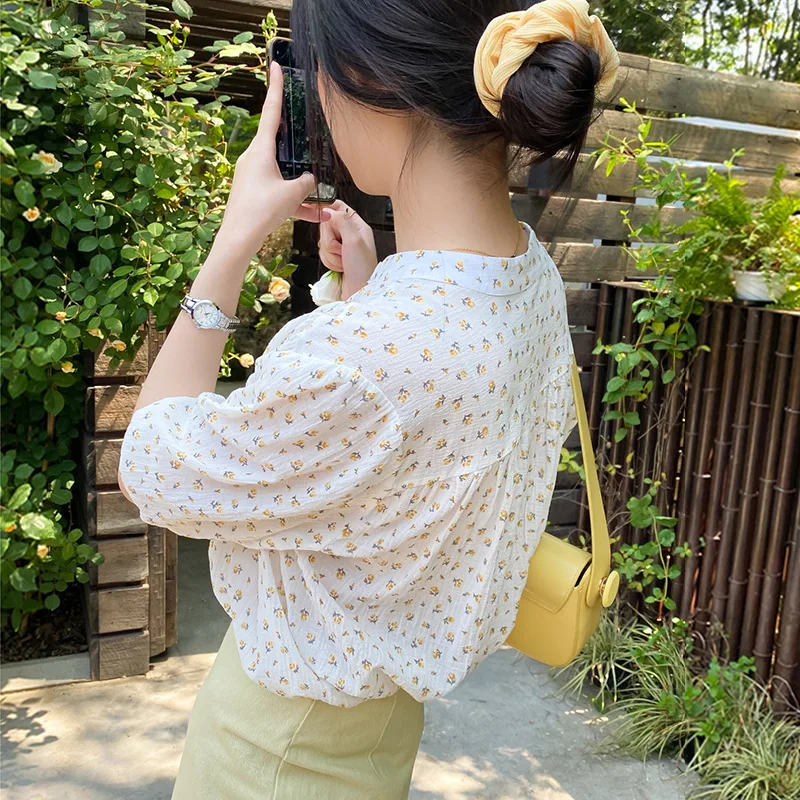 

2021 summer wear Korean style cotton and linen sweet wild floral shirt puff sleeve loose thin top women