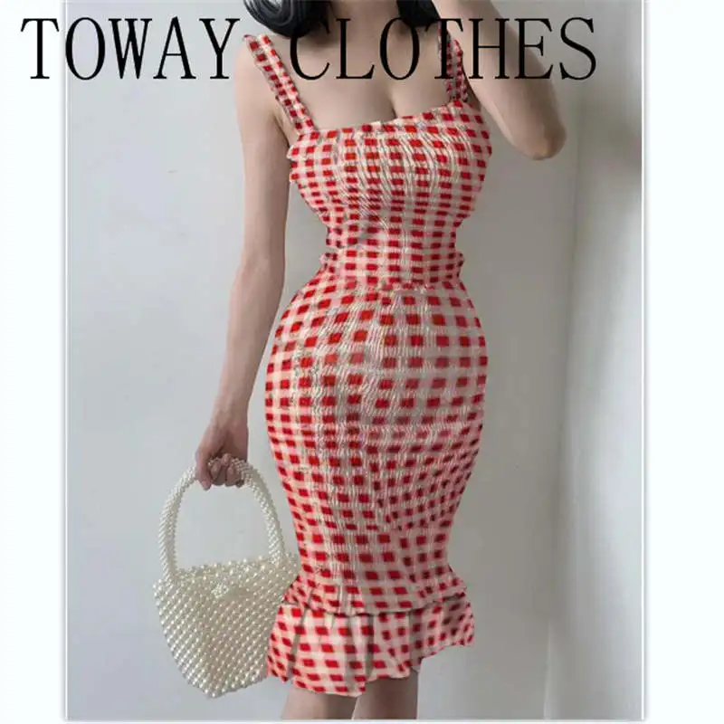 Женское облегающее платье средней длины с квадратным вырезом и принтом в клетку