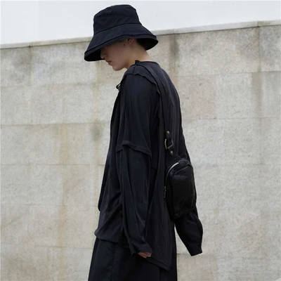 Осенняя Асимметричная простроченная футболка черного цвета с маленьким