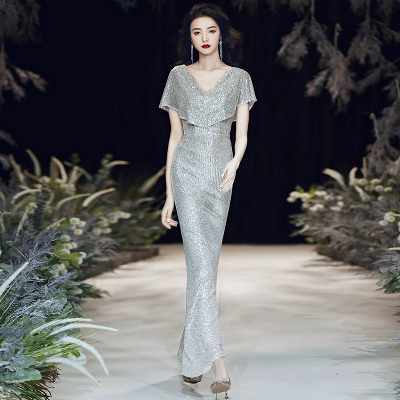 Платье-макси с V-образным вырезом и юбкой годе | Тематическая одежда униформа