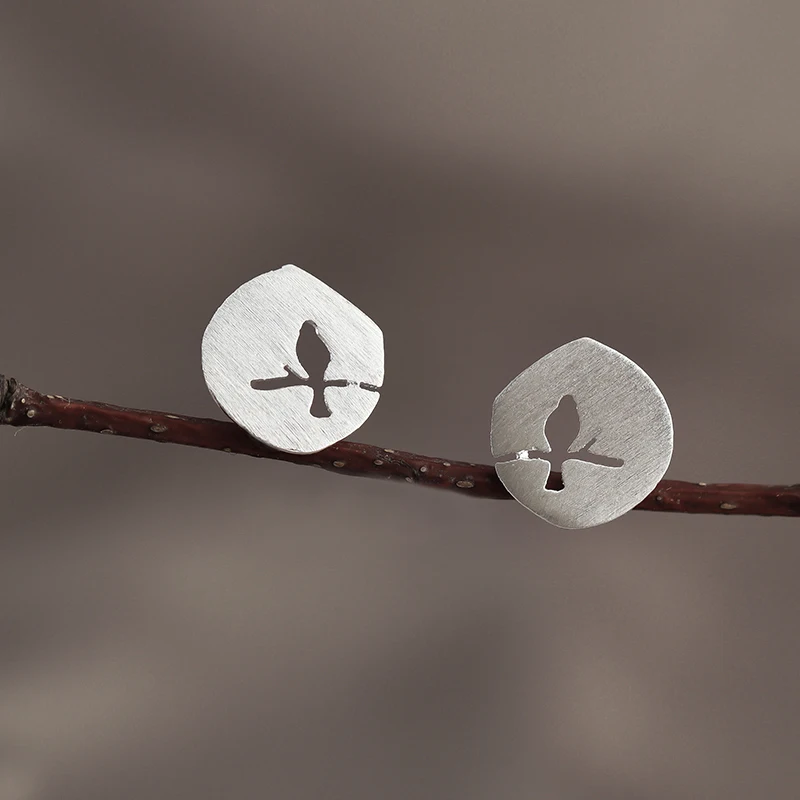 Женские серьги-гвоздики из серебра 925 пробы с матовой веткой дерева | Украшения и