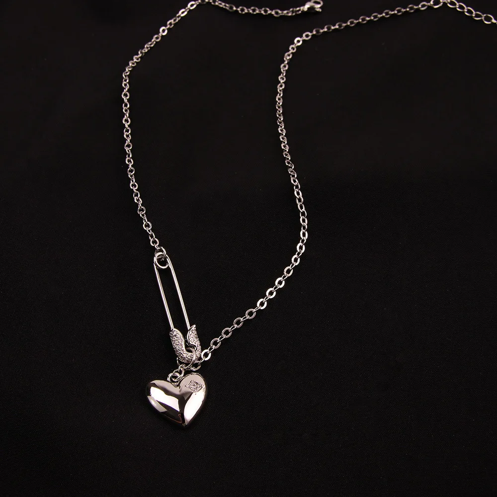 

Fashion short love necklace necklace clavicle chain female peach heart pin buckle pendant hot sale