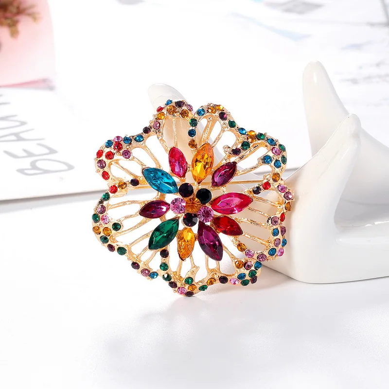 

Elegant Pearl Rhinestone Flower Brooches For Women Snowflake Leaf Lotus Female Pin Shiny Party Wedding Jewelry Dress Accessories