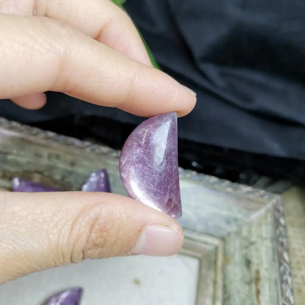 

Натуральный фиолетовый слюдяной камень полированный фиолетовый слюдяной в форме Луны