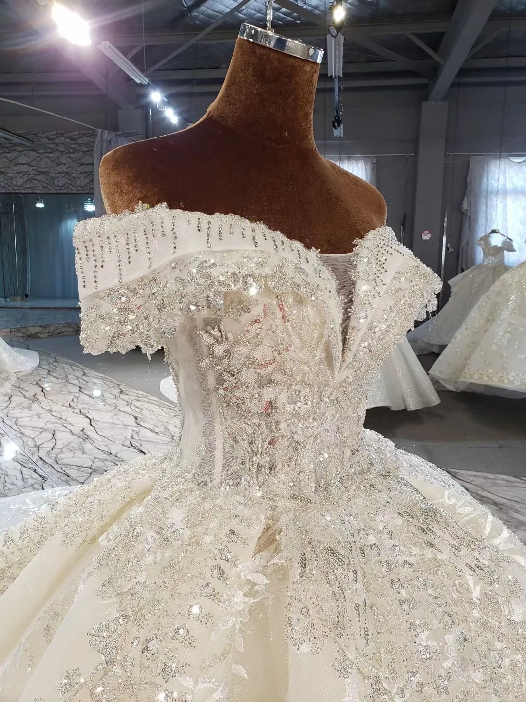 Gorgeous Off The Shoulder Ball Gown Wedding Dresses China Vestido De Noiva Beading Lace Appliques Lace Bridal Gowns