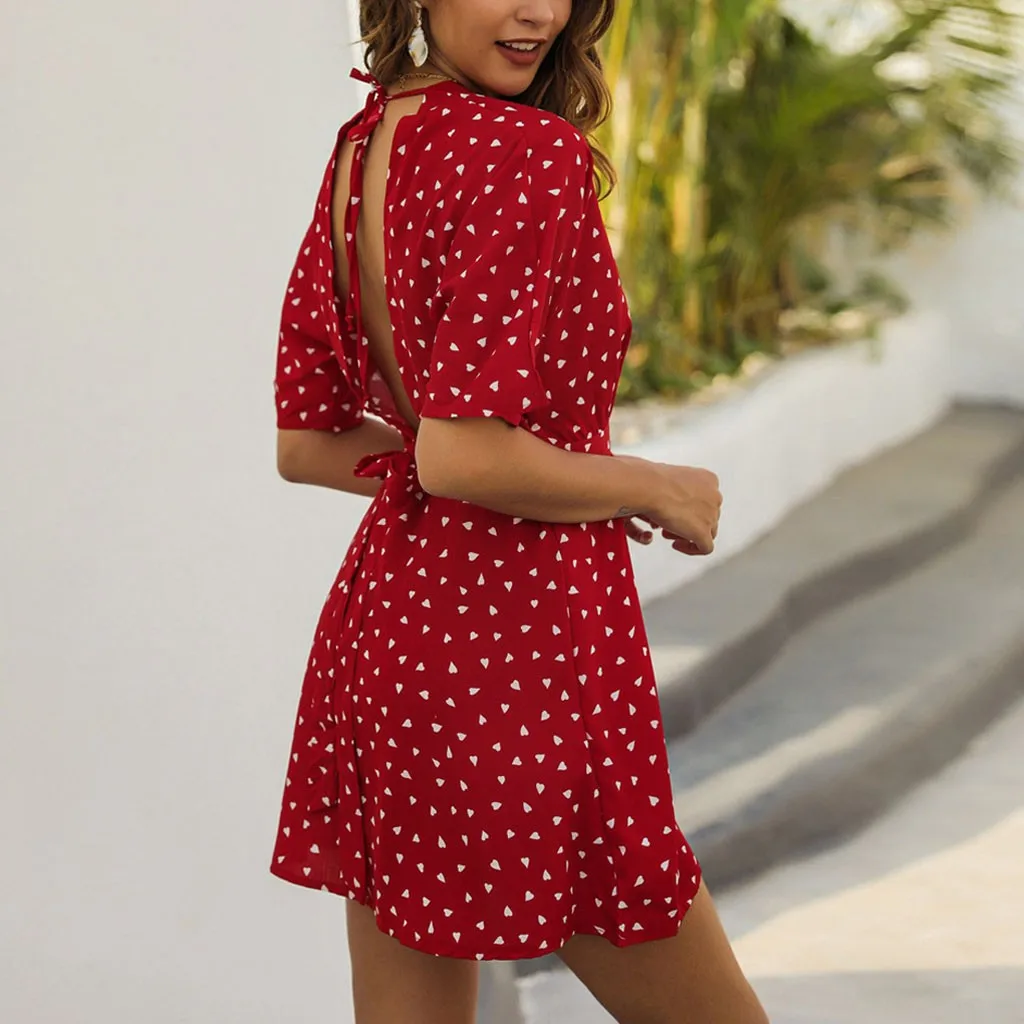 Красное женское платье в горошек с коротким рукавом и v образным вырезом короткое