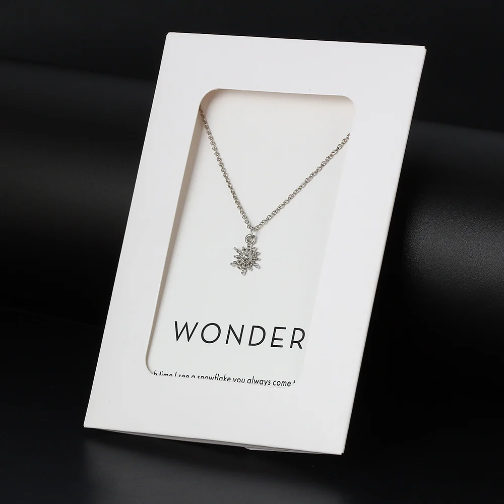 Женская цепочка с подвеской в виде снежинок золотистого и серебряного цвета